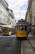Wenn sich während die Linie 12 in die Rua da Prata einbiegt, von der Praca do Comercio her ein Zug der Linie 15 nähert, so hat dieser Vorrang. Die 12 wartet dann auf dem Bürgersteig und fädelt erst hinter dem modernen Zug der 15 in das Gleis Richtung Figueira ein. (Aufnahme vom 15.4.15).