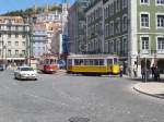 Lissabon, Praça da Figueira  (Platz des Feigenbaums) am 19.5.2015: Straßenbahnwagen Nr.