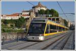 Metro do Porto. Auf der Seite von Vila Nova de Gaia steht linkerhand der Brcke das Mosteiro da Serra do Pilar, von dessen Park man eine herrliche Aussicht auf die Brcke hat. (14.05.2011)