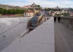 Von Joao de Deus in Vila Nova de Gaia hat am 11.06.2006 ein Metrozug der Linie D (gelb) eben die Dom-Luis-Brcke berquert und verwindet in der  Unterwelt  von Porto zur Endstation Hospital Sao Joao.