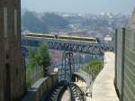 Metrozug der Linie D (gelb) am 10.05.2006 auf der Dom-Luis-Brcke, ich wollte Metro und Standseilbahn auf ein Foto bekommen, aber die haben mir nicht den gefallen getan.