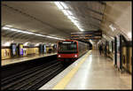 Ein Metro Zug zum Endpunkt Cais do Sodre fährt hier am 19.3.2018 in die U-Bahn Station Martim Moniz in Lissabon en.