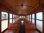 Der Fahrgastraum von Straßenbahnwagen No.274 Ende Januar 2017 im Museu do Carro Eléctrico Porto.