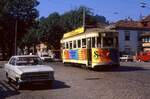 1:0 fr die Straenbahn - sie ist noch deutlich lter als das auch schon betagte Vehikel am Straenrand.