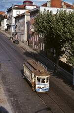 Im April 1984 fährt ein Brill-Triebwagen der Straßenbahn Porto vom Carmo die Rua da Restauracao hinunter in Richtung Foz