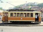Ein klassisches Straßenbahnfahrzeug der Sociedade de Transportes Colectivos do Porto (STCP), aufgenommen im Mai 2013.