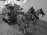 Der von Pferden gezogene Straßenbahnwagen No.8  O Americano . Dieser Typ war seit 1832 in den Großstädten der USA unterwegs und wurde vermutlich ab 1870 für die Straßenbahn in Porto beschafft. (Museu do Carro Eléctrico Porto, Januar 2017)