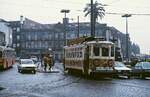 Der 1910 von Brill/Philadelphia gebaute Triebwagen 131 verlässt im April 1984 die Endhaltestelle Carmo in der Innenstadt von Porto in Richtung Boavista