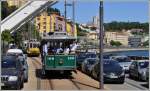 Parade historischer Strassenbahnfahrzeuge in Porto. Motorwagen Nr.100 bahnt sich einen Weg durch die allgegenwrtigen Autos unter der Ponte da Arabida. (15.05.2011)