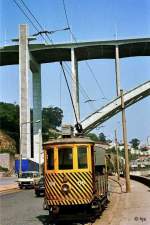 Arbeits-Tw 58 unterhalb der Arrbida-Brcke (11. Mai 1988). Der Wagen diente ursprnglich zum Transport von Kohle.