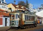 Bahnen in Portugal: Die drei verbliebenen Strassenbahnlinien 1, 18 und 22 von Porto werden mit historischen zweiachsigen Motorwagen betrieben. Speziell zu beachten gibt es die Stangenstromabnehmer die an Endhaltestellen ohne Schlaufe durch den Tramführer in die richtige Position gerückt werden müssen. Motorwagen Nr. 213 auf der Linie 1 im Einsatz am 25. März 2015 anlässlich der Fahrt zur Endstation P.Alegre. Diese Strassenbahnstrecke verläuft entlang einer Strasse mit vielen Autos und ist nur sehr schwer fotografierbar. 
Foto: Walter Ruetsch 