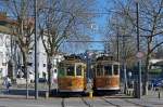 Bahnen in Portugal: Die drei verbliebenen Strassenbahnlinien 1, 18 und 22 von Porto werden mit historischen zweiachsigen Motorwagen betrieben. Speziell zu beachten gibt es die Stangenstromabnehmer die an Endhaltestellen ohne Schlaufe durch den Tramführer in die richtige Position gerückt werden müssen. Die Motorwagen Nr. 216 und 218 auf der Linie 1 anlässlich einer Zugskreuzung am 25. März 2015. Die Aufnahme entstand bei Bicalho.
Foto: Walter Ruetsch