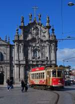 Bahnen in Portugal: Die drei verbliebenen Strassenbahnlinien 1, 18 und 22 von Porto werden mit historischen zweiachsigen Motorwagen betrieben. Speziell zu beachten gibt es die Stangenstromabnehmer die an Endhaltestellen ohne Schlaufe durch den Tramführer in die richtige Position gerückt werden müssen. Hier handelt es sich um die Verbindungsstrecke, der Strassenbahnlinien 1 und 22. Der Motorwagen 205  COCA'COLA  in der Endschlaufe der Linie 18 am 25. März 2015.
Foto: Walter Ruetsch