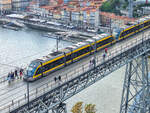 Metro do Porto Zug MP 072 überquert auf der Linie D die Ponte Dom Luis I.