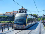 Metro do Porto Zug MP 048 überquert auf der Linie D die Ponte Dom Luis I.