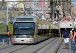 Teilweise viele Leute auf dem Gehsteig: Die Metro Porto überquert auf dem Viadukt Ponte Luis I den Fluss Douru mitten in der Stadt. Porto, 27.09.2018