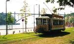 Porto Elétricos__Tw 222 am Douro-Ufer vor dem Straßenbahn-Depot und Museu do Carro Eléctrico in Massarelos.