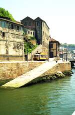 Porto Elétricos__Tw 222 direkt am Douro-Kai in der Rua da Monchique.__06-2000