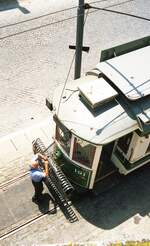 Porto Elétricos__Der Rollenstromabnehmer auf dem Tw 191 wurde gewendet, jetzt wieder  eingefädelt  für die Rückfahrt zum Atlantik!.__06-2000