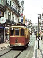 Tw 218 fhrt auf der neuen Ringlinie 22 durch die Rua de Santa Catarina (10.