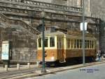 Alte Straenbahn am 06.05.2003 in Porto.