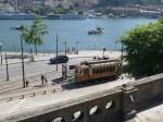 Porto am 22.5.2015, Straßenbahn der Linie 1 an der Endhaltestelle „Infante“ unterhalb der Igreja de São Francisco (deutsch: Kirche des heiligen Franziskus) /