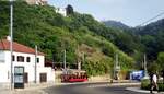 Sintra__Tram Bahnhof-Atlantico__Offener Sommer-Tw Nr 6 auf der Fahrt Richtung Atlantik. Im Hintergrund schwach zu erkennen der Palácio Nacional da Pena, das Neuschwanstein Portugals.__06-1999 