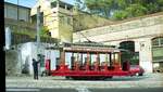 Sintra__Tram Bahnhof-Atlantico__Vor dem Depot. Einfädeln des Stängeles beim offenen Sommerwagen Nr 6.__06-1999