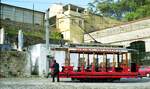 Sintra__Tram Bahnhof-Atlantico__Vor dem Depot. Einfädeln des Stängeles beim offenen Sommerwagen Nr 6.__06-1999