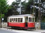 Die berlandstraenbahn Sintra - Atlntico verbindet Sintra, die zeitweilige Sommerresidenz der portugiesischen Knige, mit der etwa 10 km entfernten Atlantikkste. Derzeit ist die Strecke wegen einer Untersplung nur von Sintra bis Ribeira befahrbar. - Triebwagen 4 zwischen Sintra und Ribeira (16. Mai 2009) 