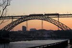 Tolle Abendstimmung in Porto: die Metro überquert auf dem Viadukt Ponto Luis I den Fluss Douru.