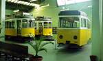 Lissabon__Museu da Carris__Verkehrsmuseum der Verkehrsbetriebe__(von links nach rechts) Tw 329 [Americano; J.G.Brill Company,1906;in Betrieb bis 1995;  Tw 777 [Standardwagen 2x  Santo Amaro 1931 >1985 Umbau in Einricht.wagen; Tw 506 [Americano 2x;J.G.Brill 1913–1914; in Betrieb bis    1963]. [Quelle: Wiki]__06__1999