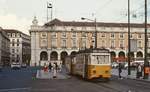 An einem Aprilabend 1984 verlässt der  Ligeiro  (= Einheitswagen) 291 mit Beiwagen die Haltestelle am Praca Commercio in Richtung Alges.