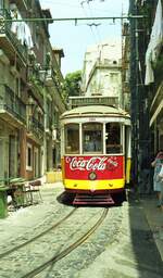 Lissabon Elétricos__Diese Eindrücke sind unvergesslich: Straßenbahnen in den engsten Gassen Lissabons ! Tw 550 auf Linie 28.__06-1999