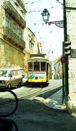 Lissabon Elétricos__Tw 569 auf Linie 28 Richtung Estrela.__06-1999