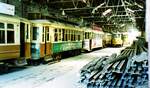 Porto Elétricos__Museu do Carro Eléctrico__Tw 276 und mehrere nicht identifizierbare Tw in der Wagenhalle beim ehemaligen Kraftwerk.__06-2000