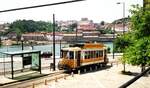 Porto Elétricos__Tw 222 hat die Interims-Endstation 'Infante' erreicht und wird gleich umsetzen  für die Rückfahrt. Am anderen Ufer des Douro, in Gaia, sieht man die traditionellen Portwein-Lagerhäuser und -keller.__06-2000