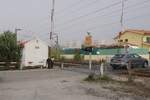 An der Hauptstrecke zwischen Porto und Lissabon werden in Granja an zwei Bahnübergängen die Schranken noch von Hand geschlossen/geöffnet.