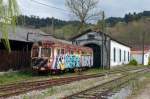 Bahnen in Portugal: Noch am 26. März 2015 erinnern der versprayte Triebwagen der BR 9100 und der Lokschuppen an die im Jahre 2009 eingestellte Schmalspurbahn Livracao-Arco.
Foto: Walter Ruetsch