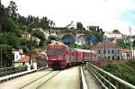 Die Brcke ber den Rio Vouga bei Sernada muss sich die Bahn mit dem Straenverkehr teilen. Hier kommt Triebwagen 9632 bei einer Rangierfahrt auf die Brcke (12. Mai 2009). - Negativ-Scan -