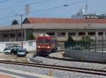 Triebwagen 9630 fhrt am 15.05.2006 von Sernada do Vouga kommend in den Bahnhof Avairo ein. 1991/92 wurden 7 Stck dieser diesel-elektrischen Triebwagen fr das Schmalspurnetz um Porto angeschafft, sie sind umrstbar als ET fr Oberleitungsbetrieb.