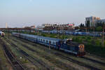 800 376-1 rangiert einen Nachtzug im Depot Bukarest Nord.