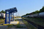 Eine sparsame Variante der Bahnsteigmodernisierung. Auf vielen kleineren Bahnhöfen rund um Bukarest werden die Bahnsteige nur auf die passende Zuglänge angehoben. Beachtlich ist auf das Gefälle des modernisierten Bahnsteigteils.

Bukarest 09.09.2025