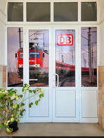 DB ist überall: Eingang für Mitarbeiter der Deutsche Bahn Cargo Romania S.R.L.