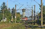 E-Lok 91-53-0-477753-4 zieht am 15.09.2017 mit internationaler Garnitur von Bukarest nach Budapest in Bahnhof Brasov ein.