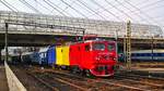 E-Lok 91-53-0-400734-6 in neuem Jubiläumskleid fährt am Abend des 20.08.2018 mit Doppelstock-Regio-Garnitur in den bukarester Nordbahnhof ein.