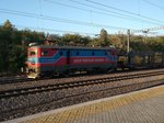 E-Lok 43-0142-3 der GFR (Grup Feroviar Roman) durchfaehrt am 09.10.2016 den Bahnhof Bucuresti Baneasa mit einer leeren Autotransportwagengarnitur.