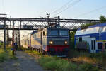 400 661-1 fährt mit einem langen Dostozug in Bucuresti Basarab ein.