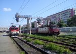 E-Lok 425-536 der Regiotrans und eine E-Lok der Baureihe 41 im bukarester Nordbahnhof am 10.06.2014.