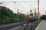 E-Lok 45-0397-5 zieht am 21.08.2016 mit IR aus Mangalia am Schwrzen Meer in Richtung Satu Mare an Gleis 1 des Bahnhofs Bucuresti Baneasa ein.